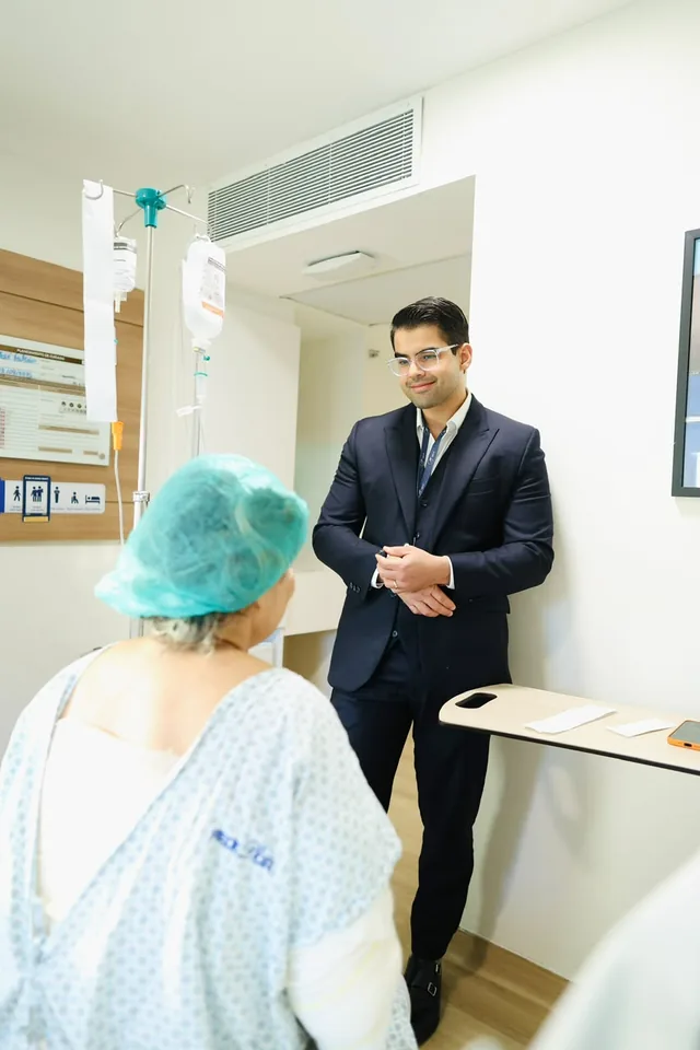 Dr. Jorge Campos em visita hospitalar